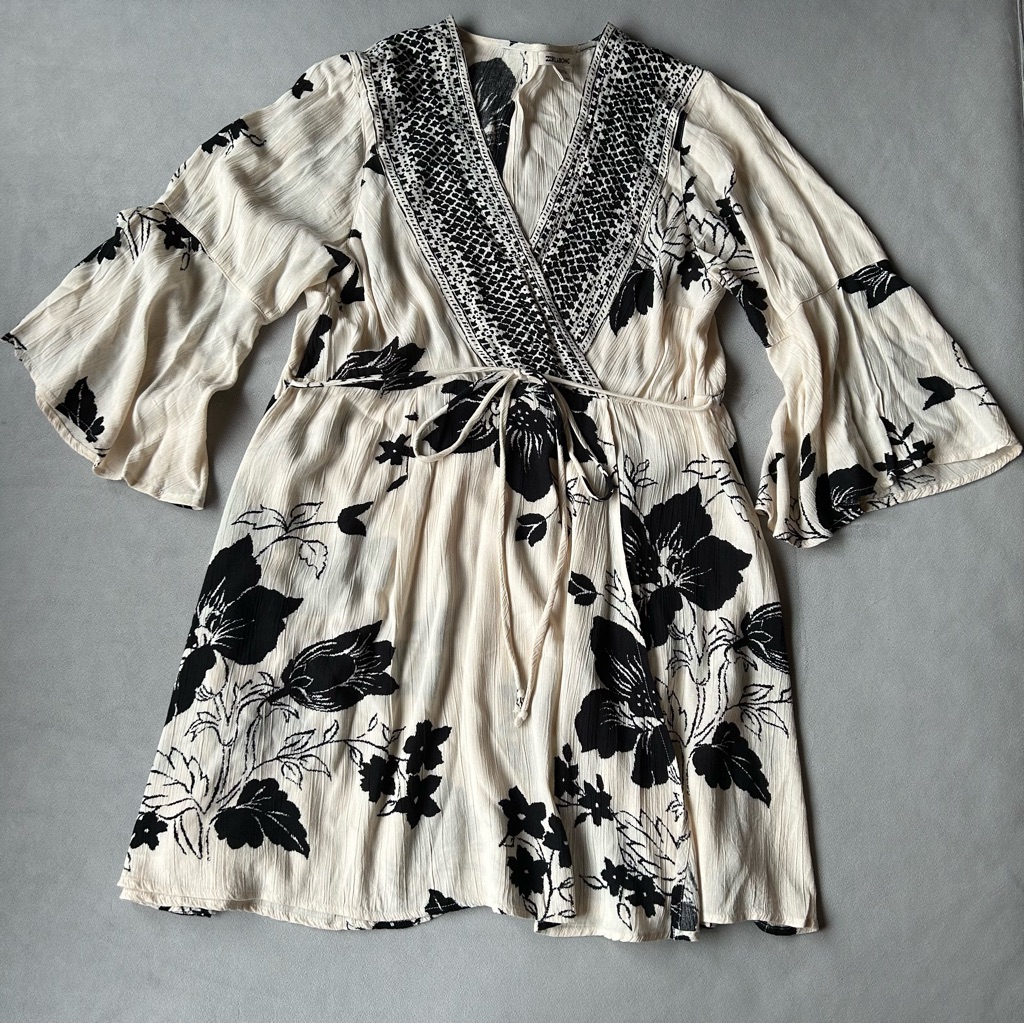 Billabong ~ Divine Floral Wrap Dress ~ Black And Cream ~ Women’s Medium